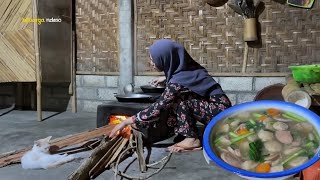 Masak sederhana di desa untuk makan malam bersama keluarga, masakan desa 