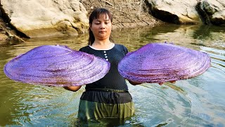 The girl picked up the sparkling purple clam, and the charming pearls inside were truly intoxicating