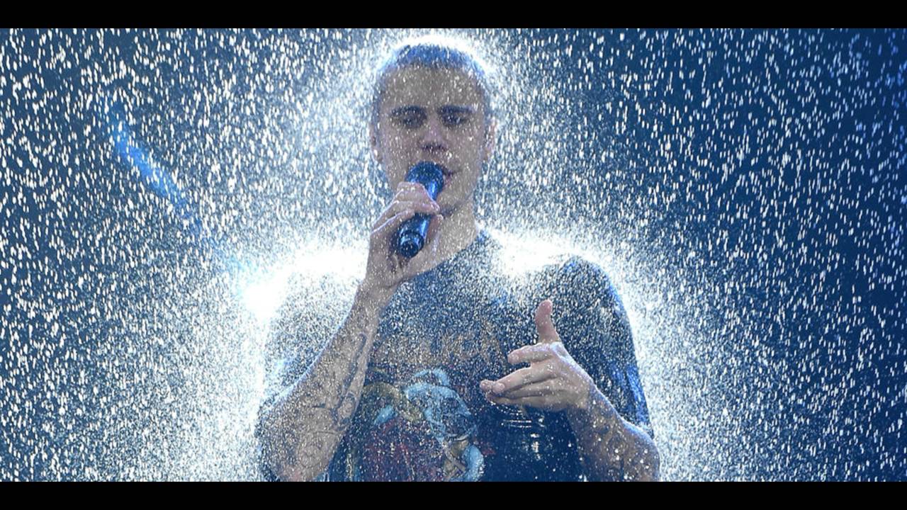 Говорящая вода песни. Вода для мажоров. Cold Water Justin Bieber клип. Water и песня на фоне. Девушка из клипа Cold Water Justin Bieber.
