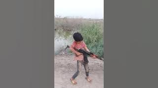 Viral..Anak kecil belajar menembak dengan senjata buatan rusia AK 47..