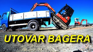 Utovaram mini bager 2.6t na kamion Tamić bez utovarnih rampi.