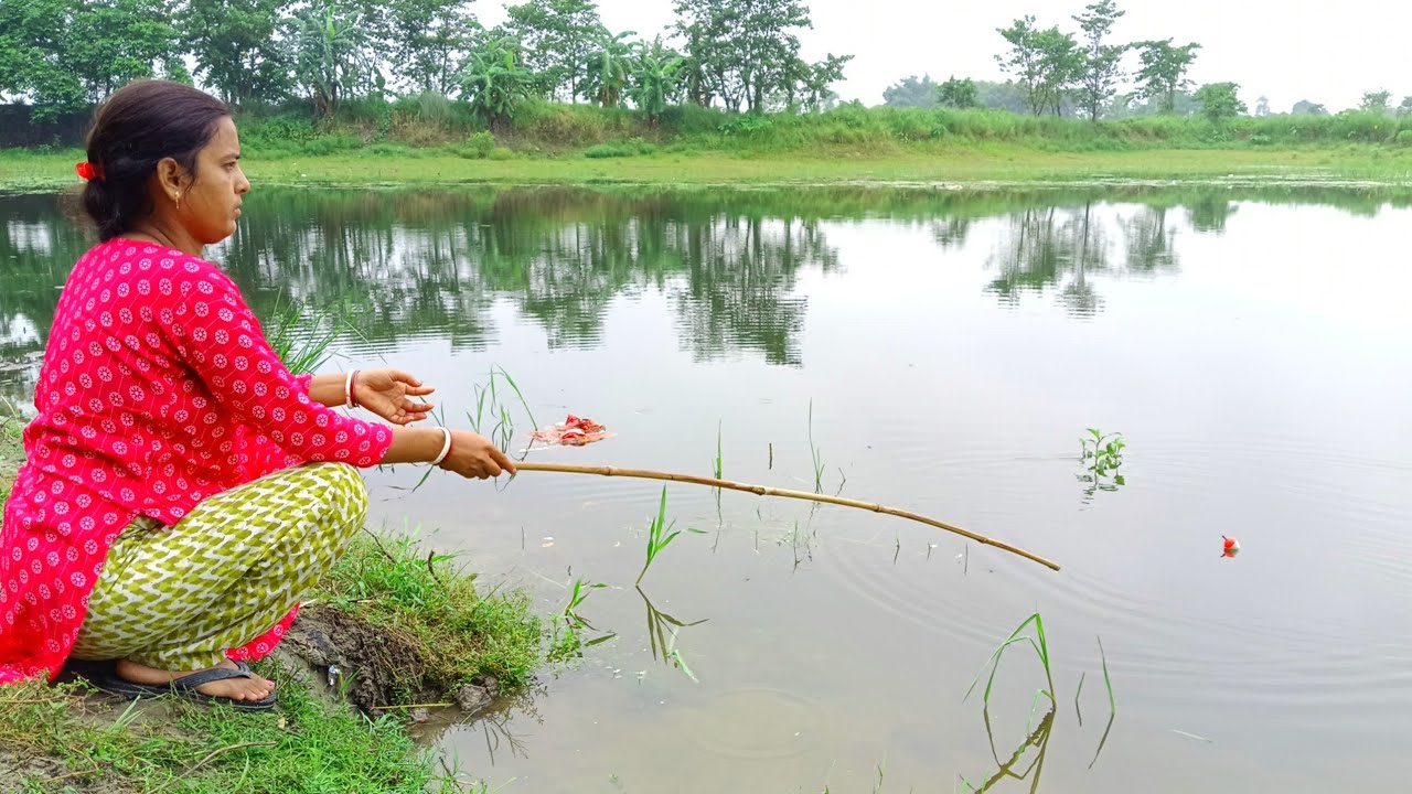 Fishing Video ||Smart Village Girl uses Perfect Bait to Catch Big Fish ...