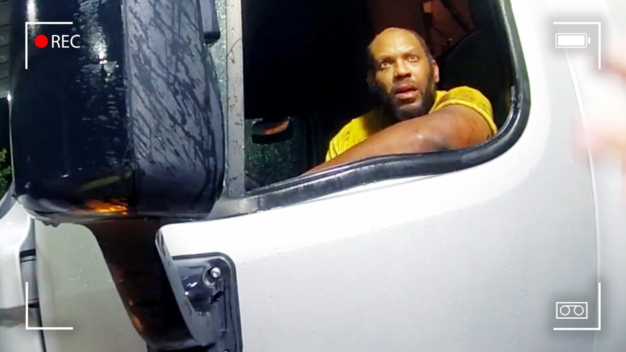 Полицейские не понимают, что дальнобойщик сидит рядом с трупом.