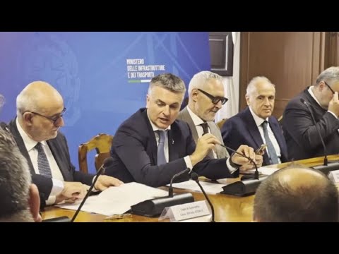 Video Dal Governo 160 milioni per i contratti nel trasporto pubblico, la riunione al Mit con Rixi