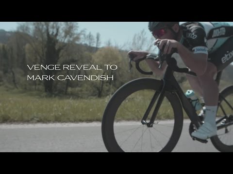 Video: Mark Cavendish sai aivotärähdyksen Abu Dhabi Tourin kolarissa