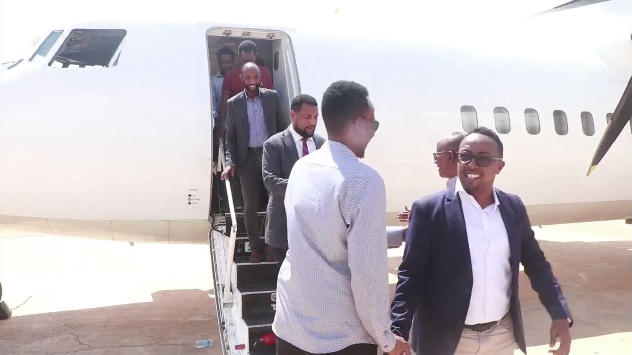 U gozalning ogziga kiradi