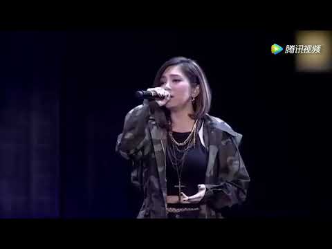 李玟演唱会邀请邓紫棋做嘉宾，不想两人的高音都飙出天际，惊讶众人
