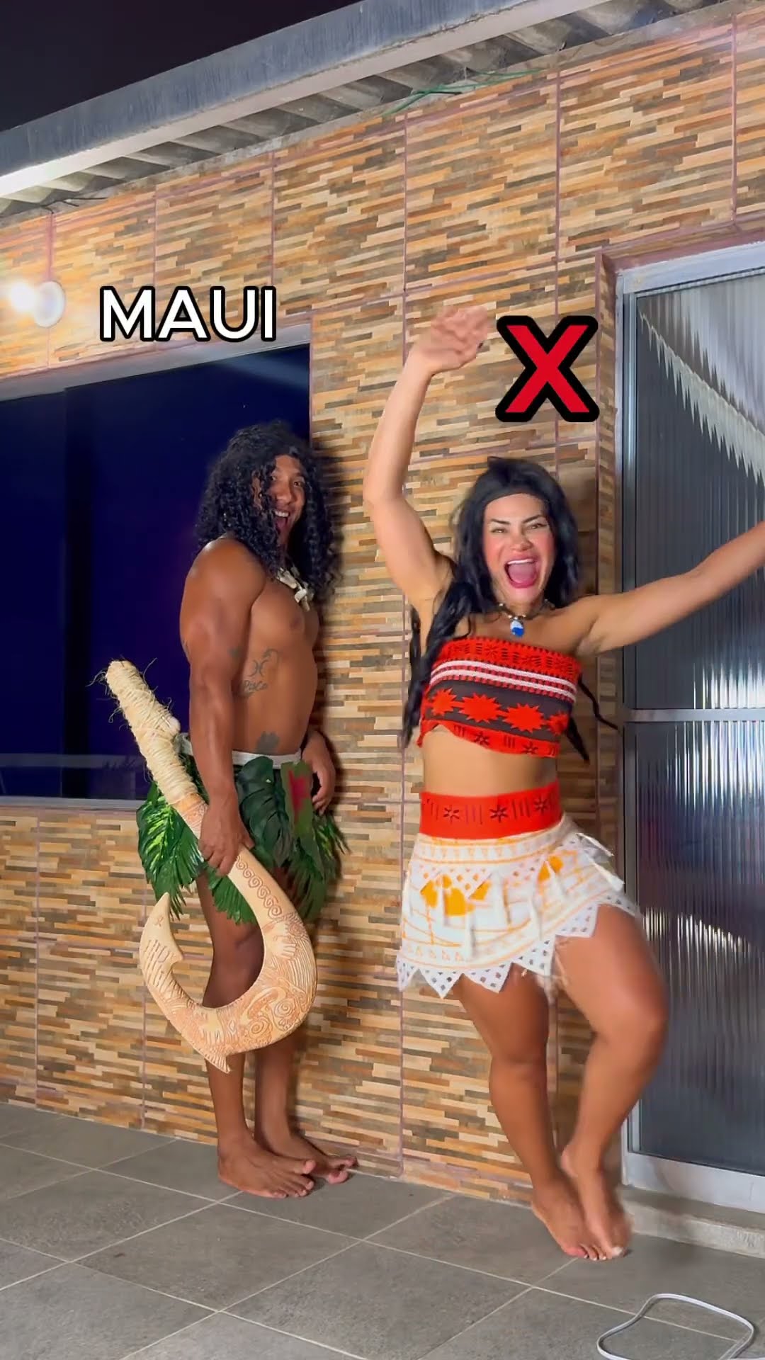 Você com consegue juntas os pés na parede e não cair?@mayca.brasil #moana #maui #challenge #shorts