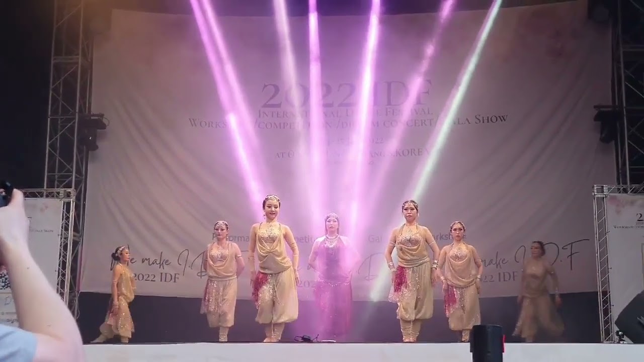 fusion tribal bellydance performance.