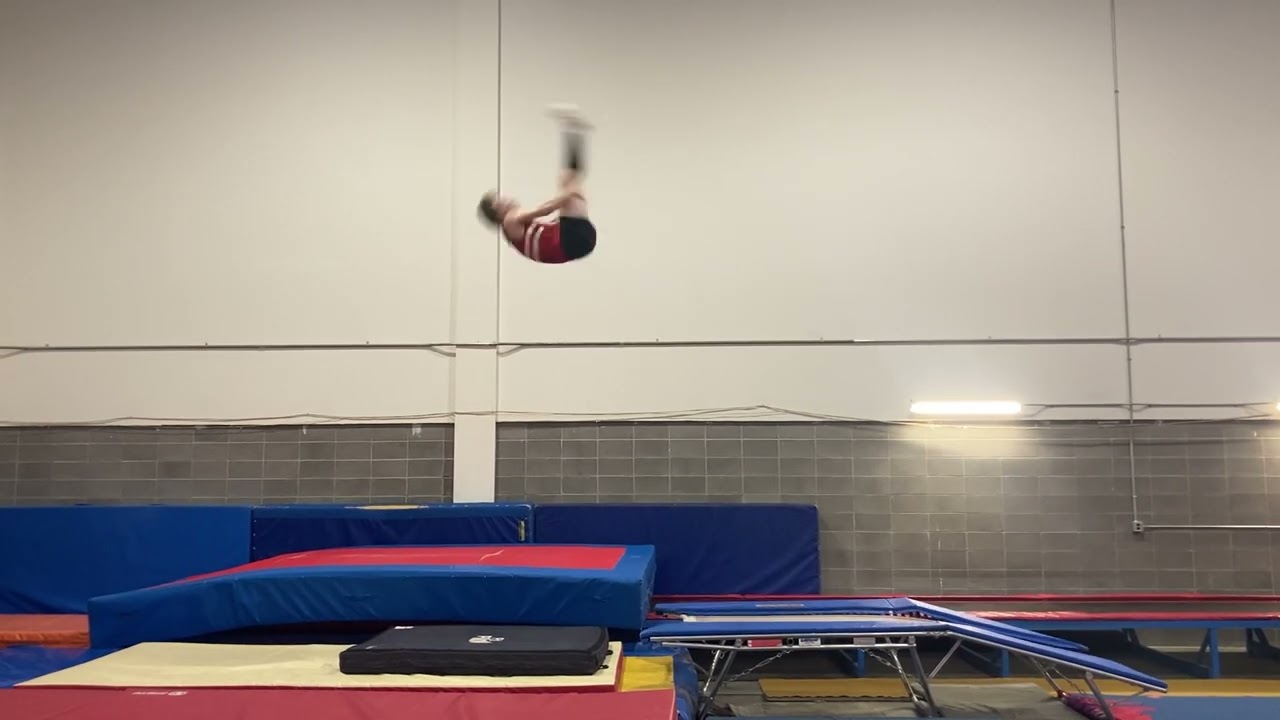 Youtube video: [DMT] Triple Back Pike - Simon Neufeld 🇨🇦