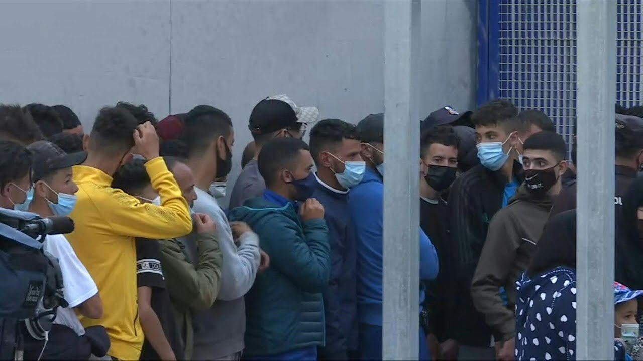 Des migrants font la queue à la frontière espagnole de Ceuta pour retourner au Maroc | AFP Images