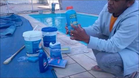 Qual produto jogar primeiro na piscina?