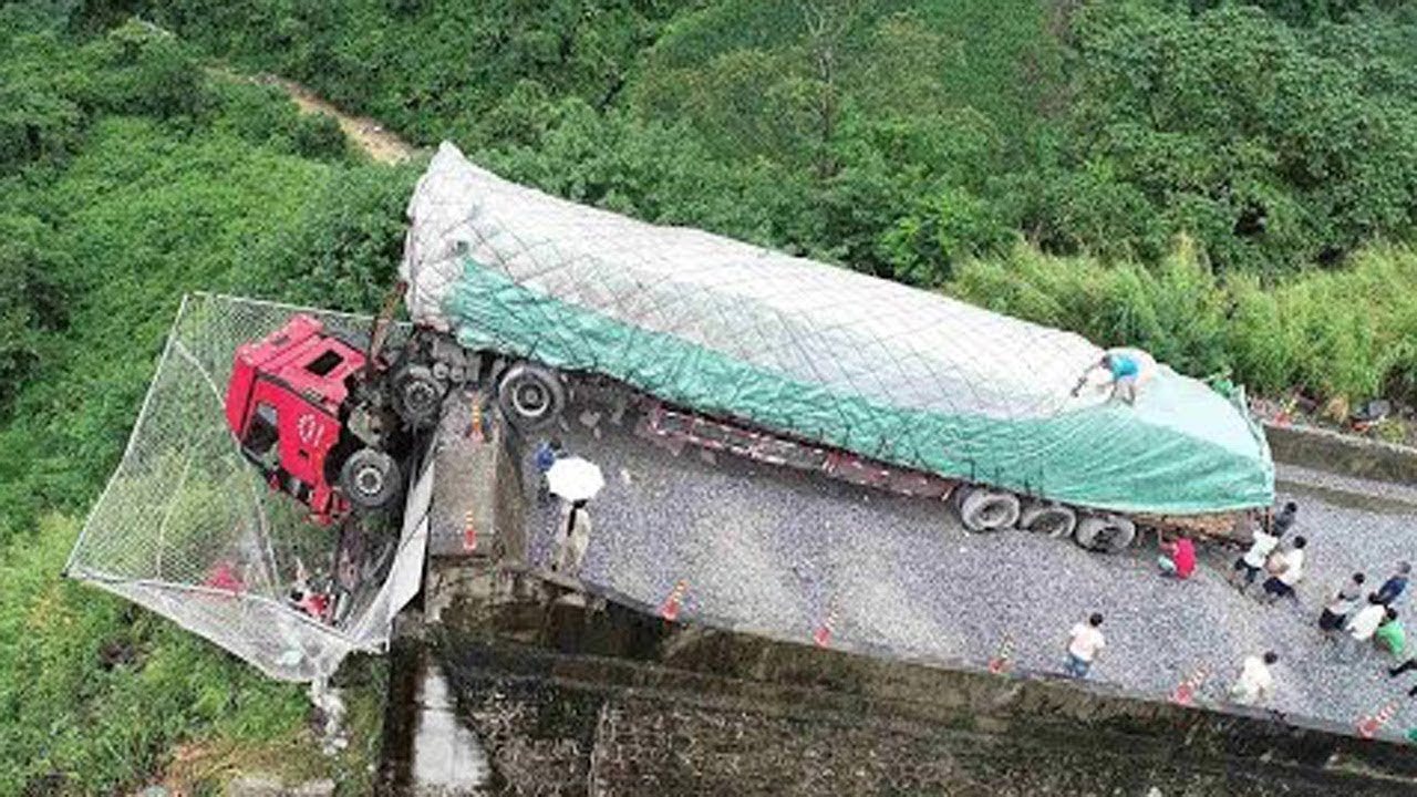 Amazing Dangerous MAXIMUM Off Road Truck Car Driving Skill - Extreme Dangerous Fail Cars Climbing