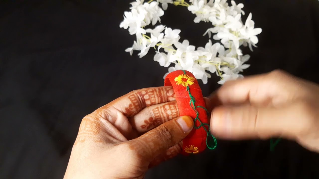 ফেব্রিকের চুড়িতে সুতার কাজ করি।