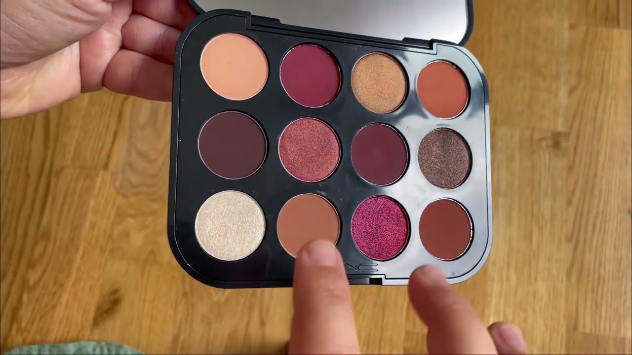MAC | Connect In Colour Eye Shadow Palette Future Flame hand