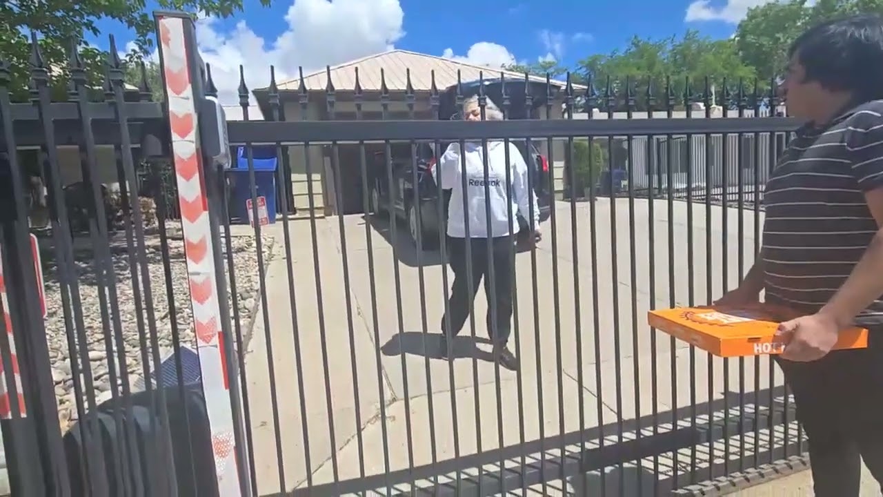 BREAKING BAD HOUSE PIZZA FAIL [LADY LOSES IT]