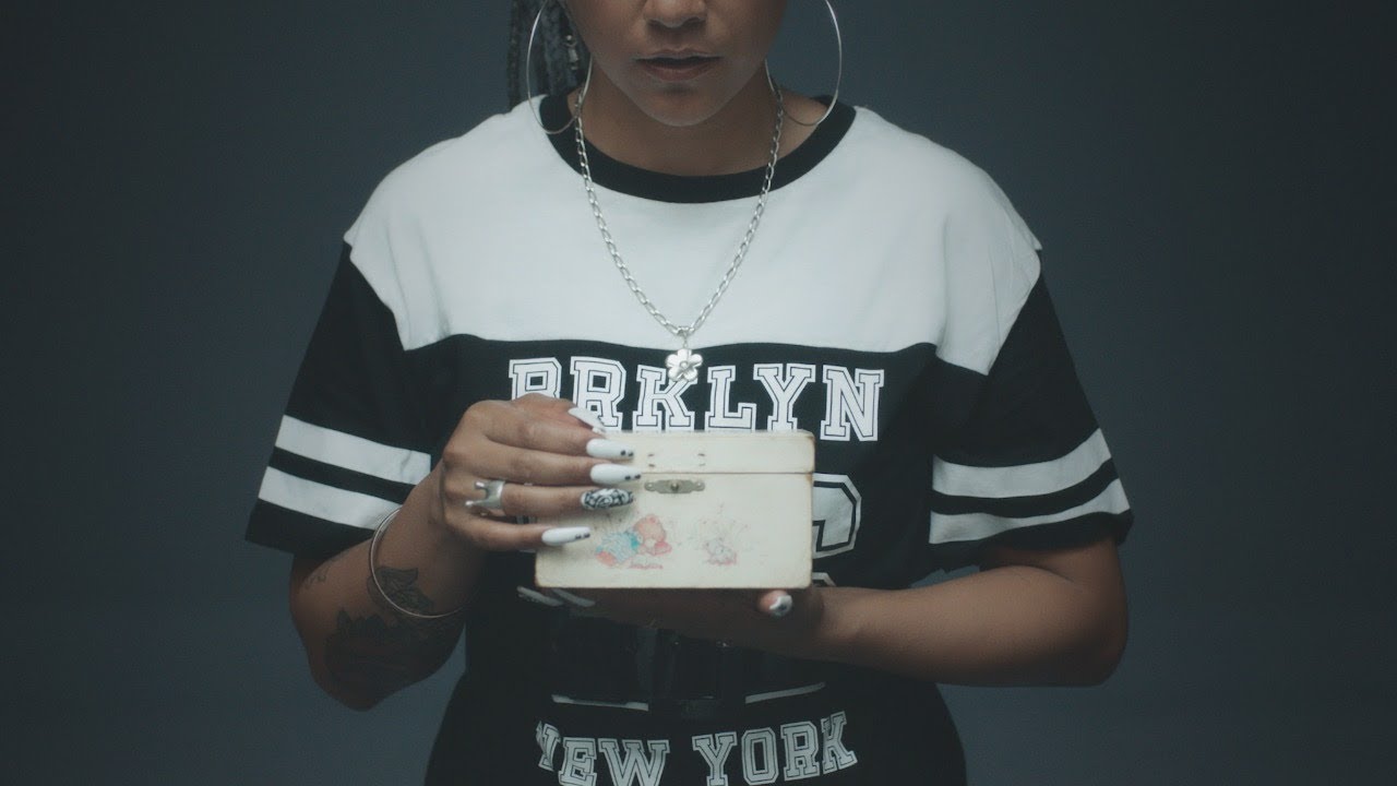Flor de Rap - Inmarchitable (Vídeo Oficial). auf YouTube ansehen Flor de Rap - Inmarchitable (Vídeo Oficial). auf YouTube ansehen