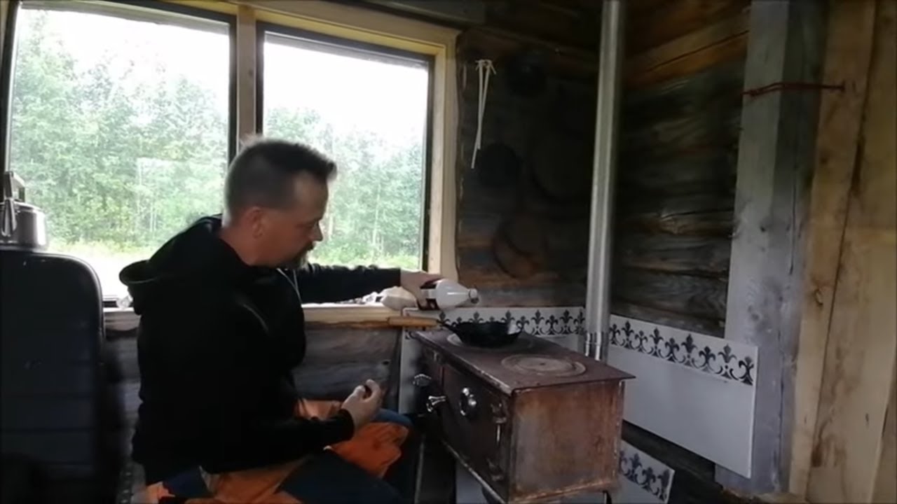 Lettujen paistossa eräjormamökillä