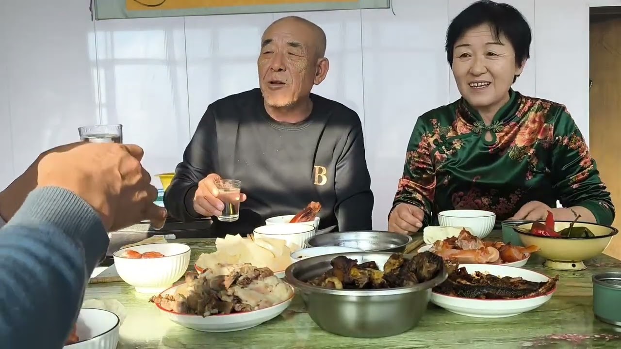 红烧猪蹄，皮冻红烧沙丁鱼，喝种子酒。