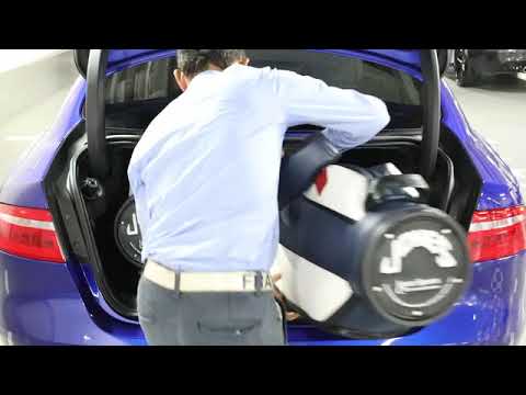 ジャガー XEに、キャディバッグは何個積める？【BRUDER】 - YouTube