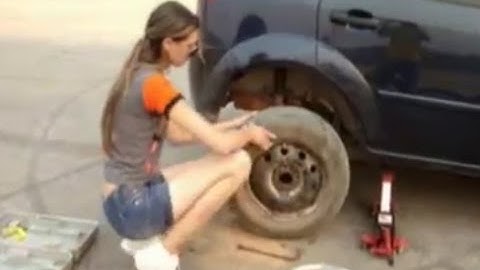 Vídeo aula como trocar  o pneu de um carro