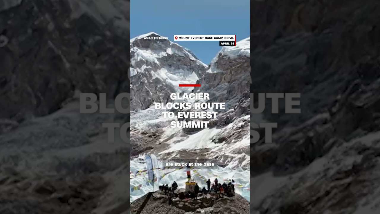 Glacier blocks route to Everest summit