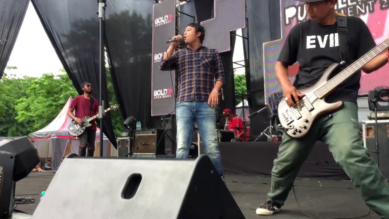 BORING BREAK- we are boring break (LIVE PERFOME) at parkiran timur delta plaza sby