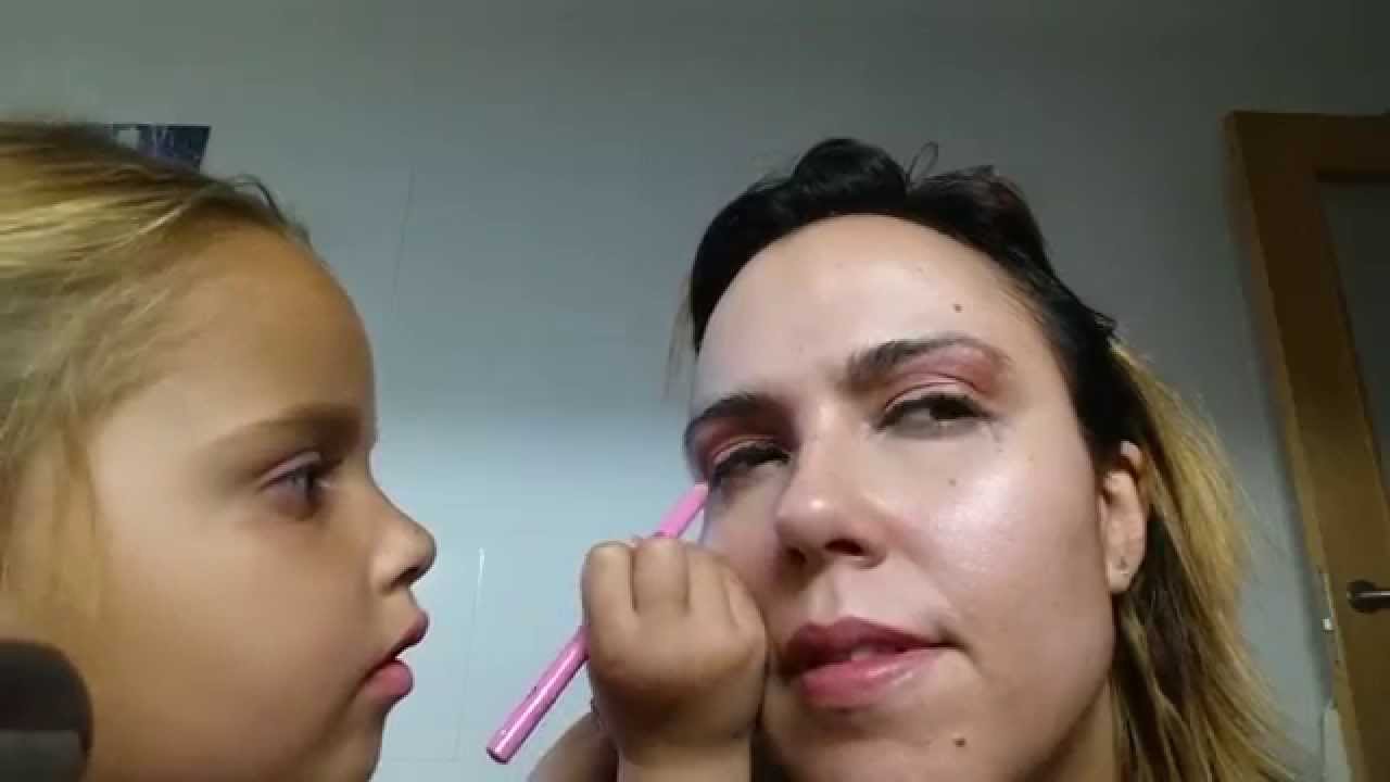 My daughter makeup me.💖Mi hija me maquilla  (4años)
