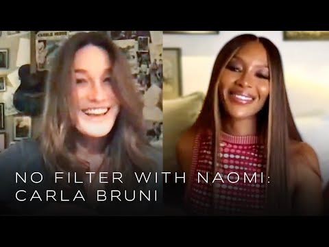 Video: Naomi Kempbela Puskaila Valentino šovā