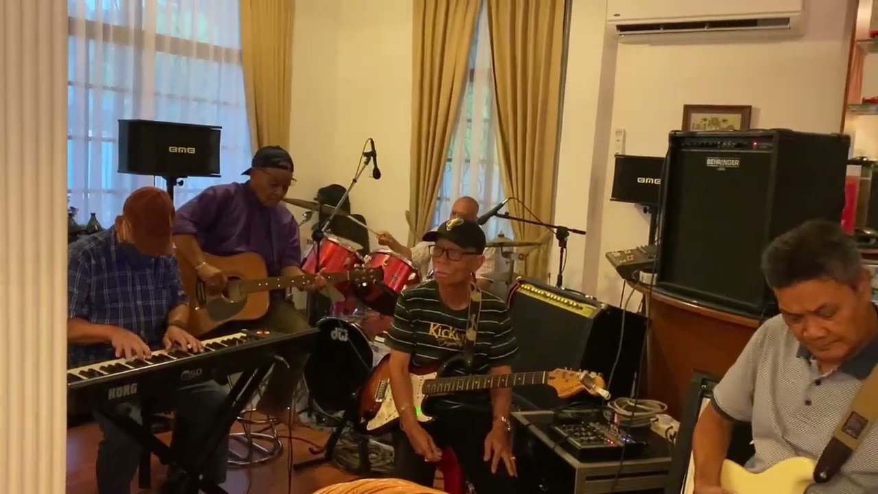 Fly Me to the Moon - Frank Sinatra (Cover by Karipap Band & Dato Harun)