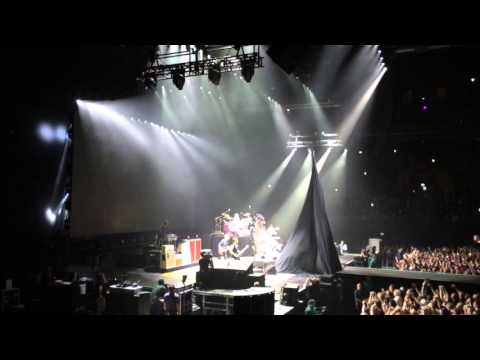 Foo Fighters show opening and curtain fail @ Ziggo Dome, Amsterdam 05/11/15