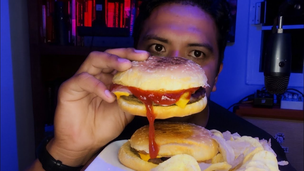 ASMR COMIENDO HAMBURGUESAS CON PAPITAS / HABLEMOS DE STRANGERS THINGS