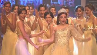 Oops Moment Soha Ali Khan Dress Slips On Ramp