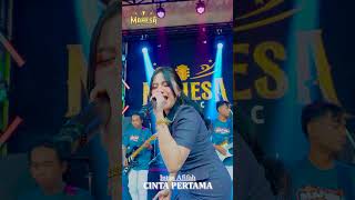 INTAN AFIFAH - CINTA PERTAMA sudah tayang Ytc MAHESA Official #mahesamusic #dangdutkoplo
Title : Cinta Pertama
Singer : Intan Afifah
Songwriter : Heri Gamma1
Arranger : Mahesa Music
Lirik ♫
Awalnya pandang pandangan
Habis itu senyum senyuman
Datanglah perasaan
Minta diperhatikan
Hati senang tidak karuan
Pikiranpun melayang layang
Selalu terbayang-bayang
Satu hari tidak bertemu
Dan rindupun menggebu gebu
Rasa ingin bersua
Dan selalu bersama
Walau hanya untuk sekejap
Bertemupun hanya sekejap
Namun terobat rindu
Inilah yang ku rasakan saat ini ku rasakan
Mataku tak mau pejam makanpun tak pernah kenyang
Kini aku sedang jatuh cinta
Perasaan yang berbunga bunga
Betapa senang rasa dihati
Saat pengalaman cinta pertama
Kini aku sedang jatuh cinta
Perasaan yang berbunga bunga
Betapa senang rasa dihati
Saat pengalaman cinta pertama
Satu hari tidak bertemu
Dan rindupun menggebu gebu
Rasa ingin bersua
Dan selalu bersama
Walau hanya untuk sekejap
Bertemupun hanya sekejap
Namun terobat rindu
Home Production : Studio Mahesa Music
Lighting : Yeo Lighting
Audio : Mahesa Music
Video : 19 Production
Mixing & Mastering : Mahmudi ( Gass Music )
Musisi MAHESA :
Kendang : Faris MAHESA
Bass : Yetno MAHESA
Gitar melody : Ronnies MAHESA
Ritem : Faiz MAHESA
Kyboard 1 : Acik MAHESA
Kyboard 2 : Acep MAHESA
Tamborin : Bogel MAHESA
Suling : Unyil MAHESA
Pimpinan : Abah GERRY MAHESA
Follow Instagram MAHESA Music : https://www.instagram.com/mahesa_music_real
Follow Tiktok MAHESA Music : https://www.tiktok.com/@mahesa_music_real
Jangan lupa dukung channel ini terus dengan subscribe ,share, like dan comment serta hidupkan juga ikon lonceng untuk pemberitahuan video cover terbaru dari channel kami
#MahesaOfficial
#GerryMahesa
#MahesaMusic INTAN AFIFAH - CINTA PERTAMA sudah tayang Ytc MAHESA Official #mahesamusic #dangdutkoplo