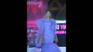 Siêu Mẫu Hoàng Thuỳ Catwalk Váy Đuôi Cá Siêu Đẹp Show NTK Đức Vincie #1theV