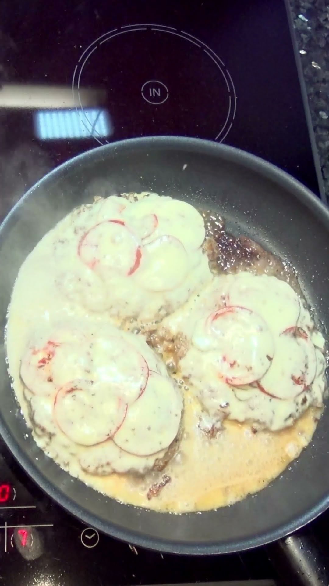Mehrkorn Hamburger mit Käse und Röstzwiebeln Gurken Tomaten # ...