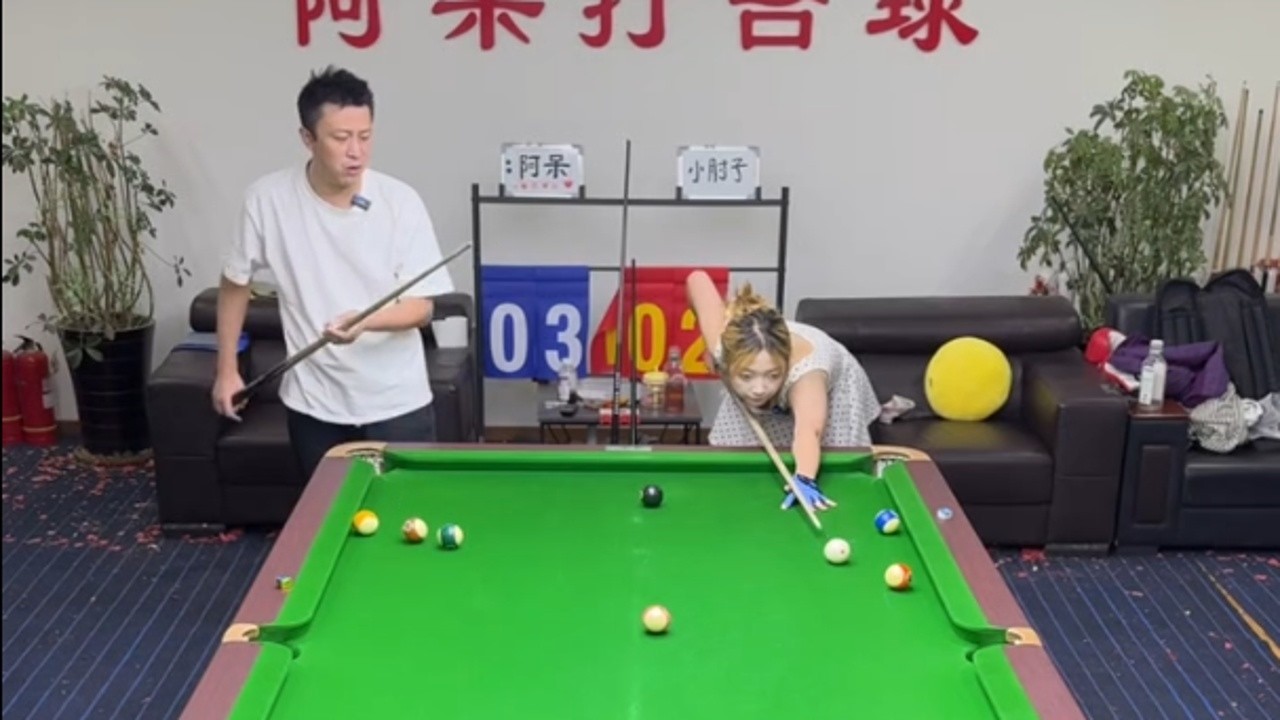 呆正在台球桌前直播，来看看能进几个球