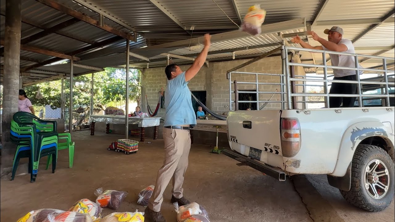 Cargando los paquetes de la donación para ir a entregar al nesecitado 