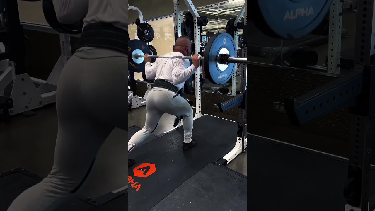 Barbell lunges are a great way to add a finishing touch to your glutes and quads workout #lunges