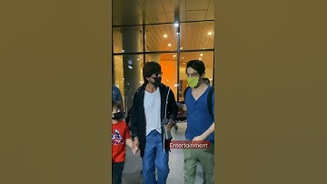 fan try to take a selfie forcefully & SRK felt uncomfortable then Aryan Khan come and calms him down