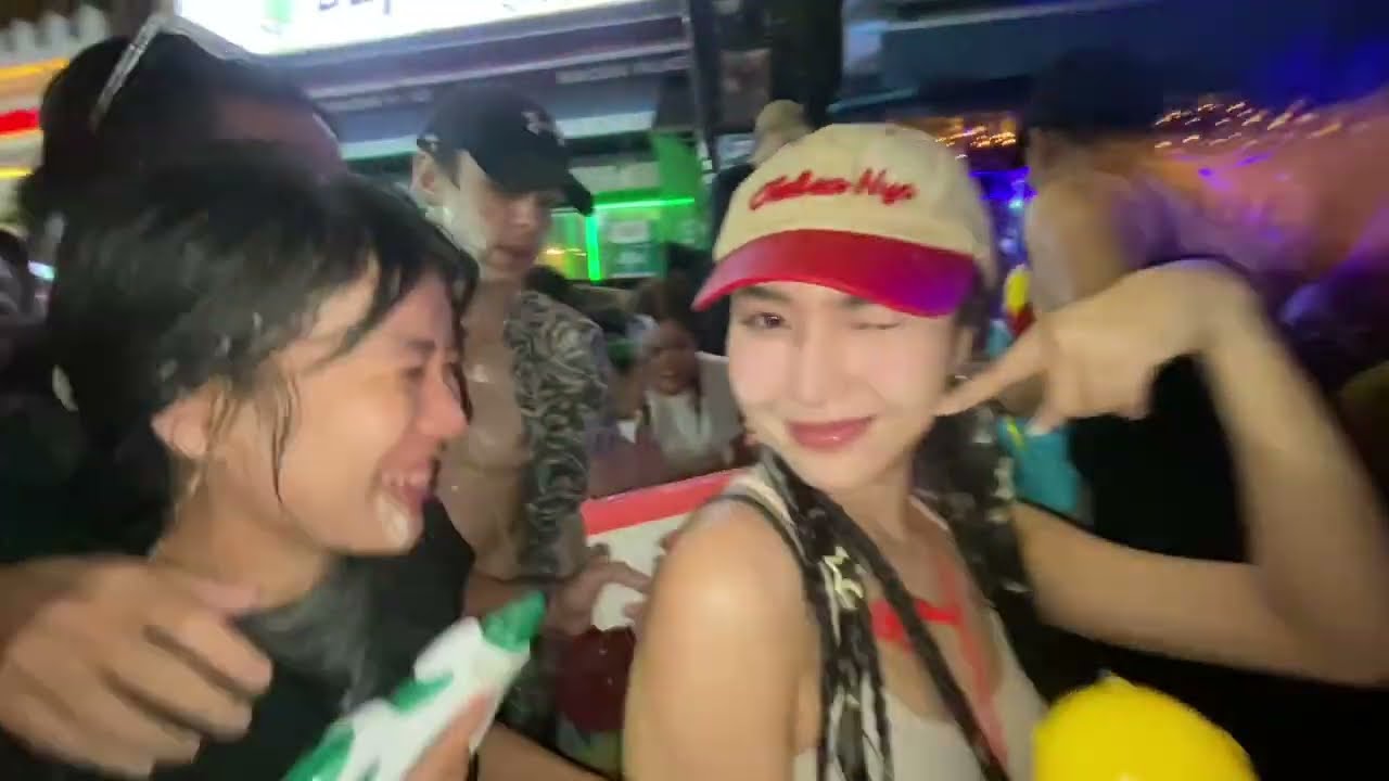 CRAZY SONGKRAN NIGHT! Young Boys Girls Street Dance Party on Khao San Road! Nojawaan dance party🇹🇭 