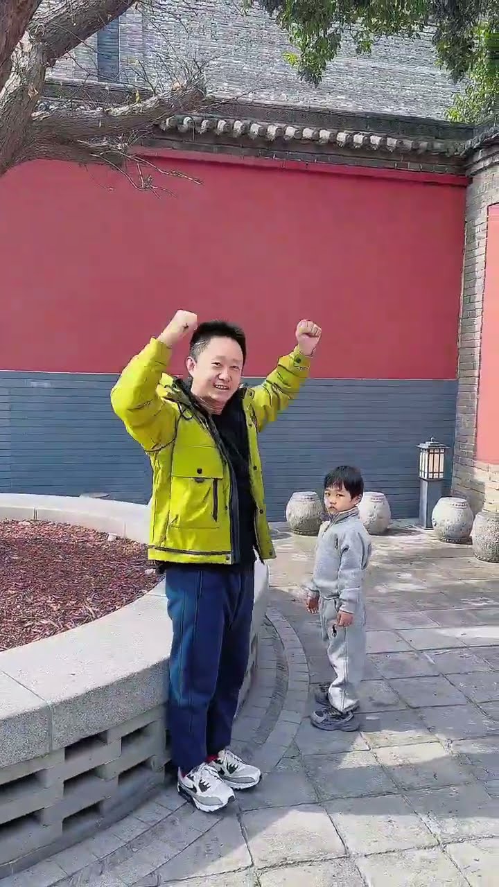 爸爸带娃，走到哪里锻炼到哪里！#funny#Cute#呆萌小米宝