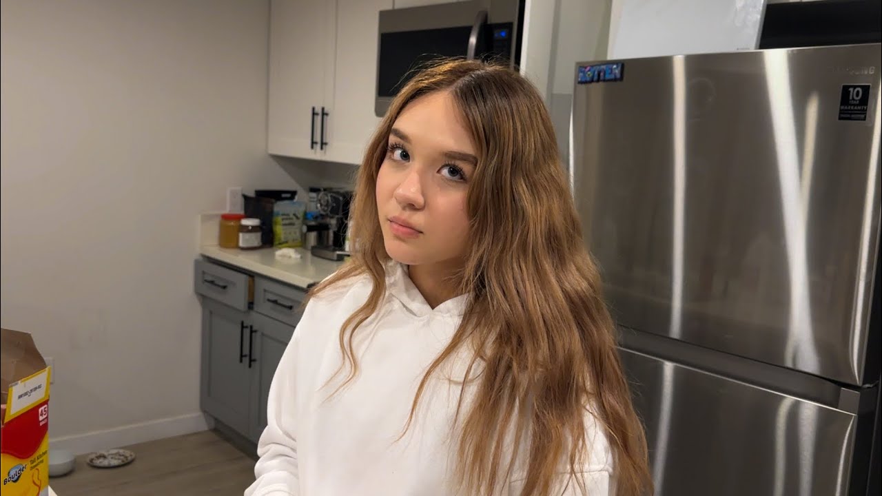 Она от меня устала...