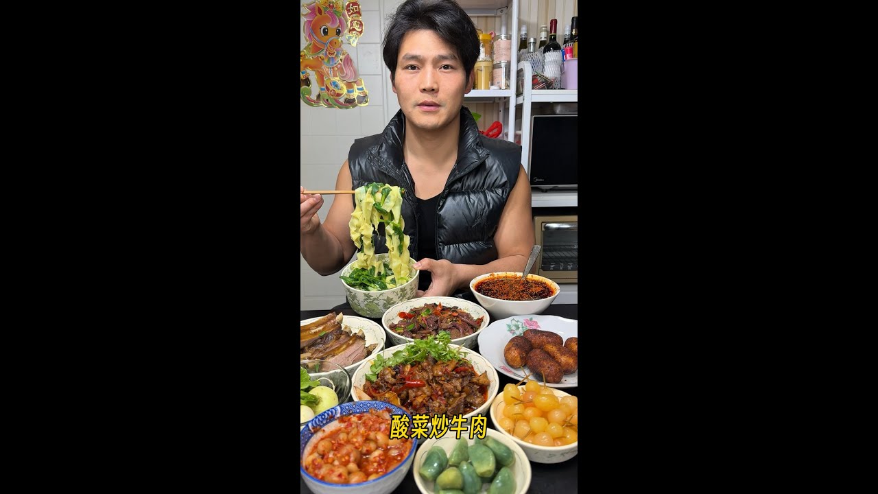 泡椒炒牛肉，卤猪排骨，炒野山菌，炸油团子，非常美味好吃，开心