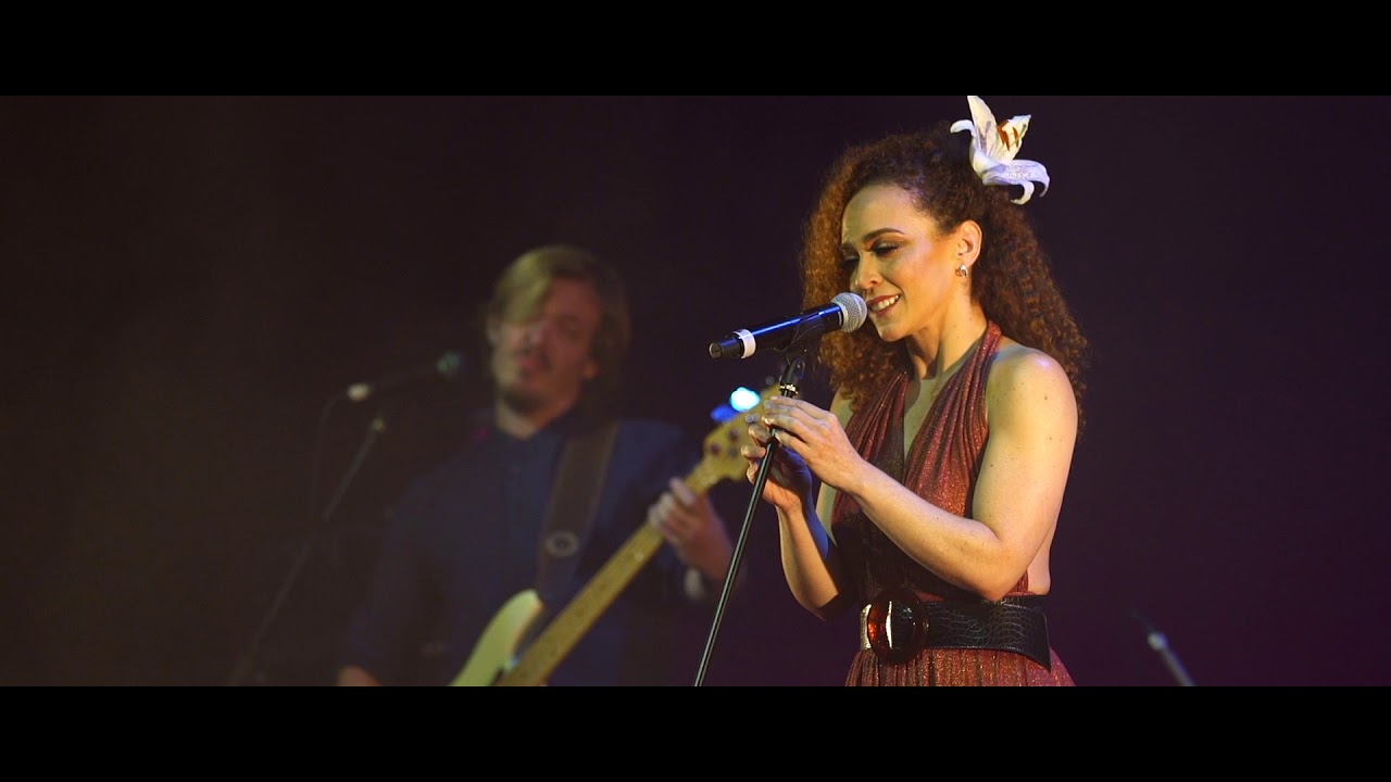 Laila Garin e A ROda cantam Elis