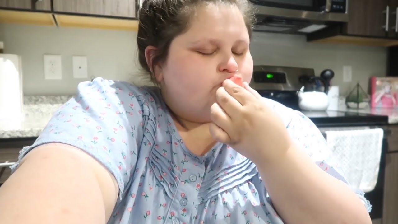 Amberlynn gets out of breath eating candy, then changes her YT schedule (2020 throwback) 