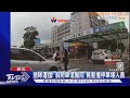 插隊遭擋! 翁開車進醫院 竟衝撞停車場人員｜TVBS新聞 @TVBSNEWS01