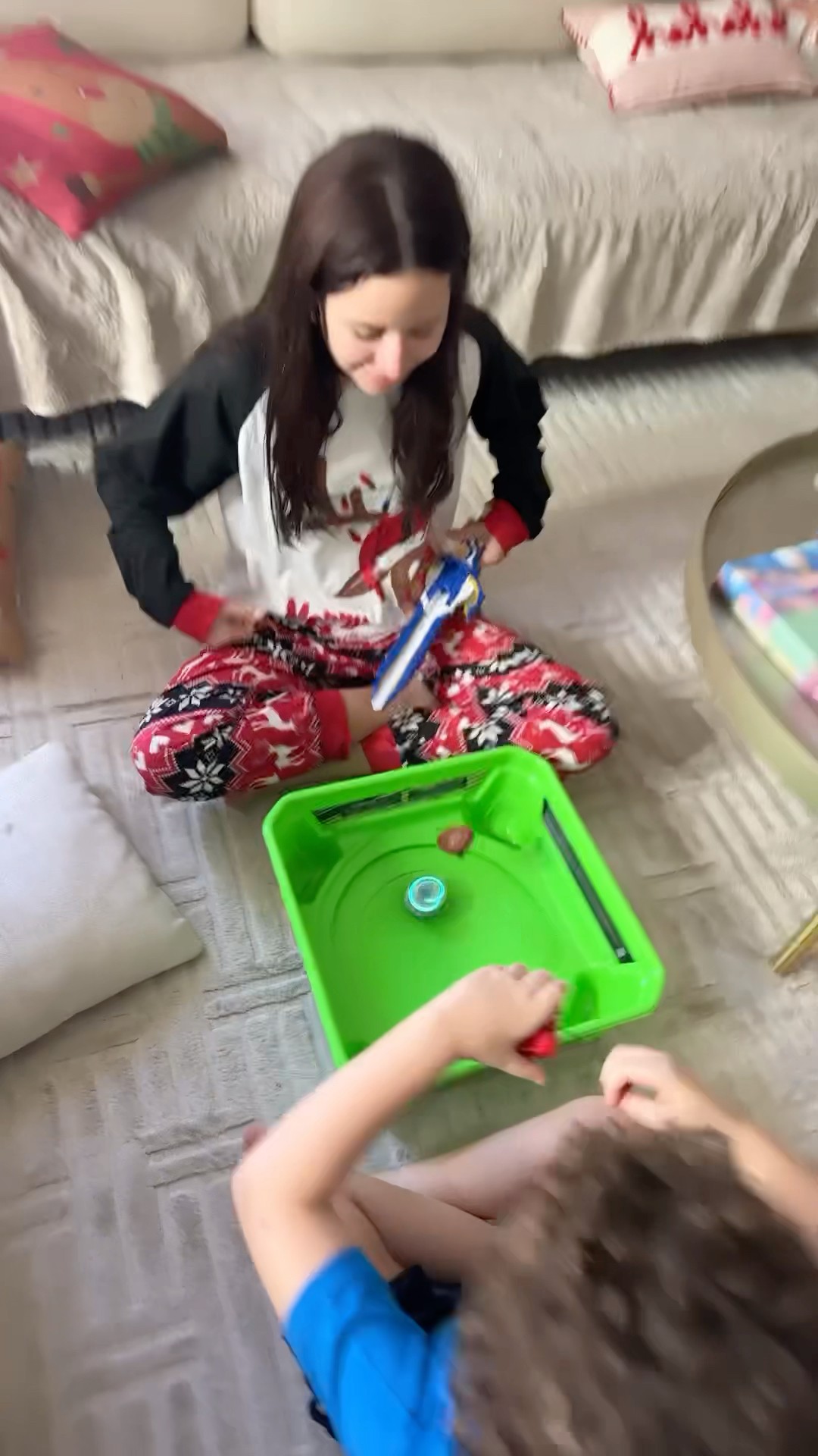 VALENTINA PLAYING BEYBLADE WITH HER COUSIN #valentinapontesofc 02