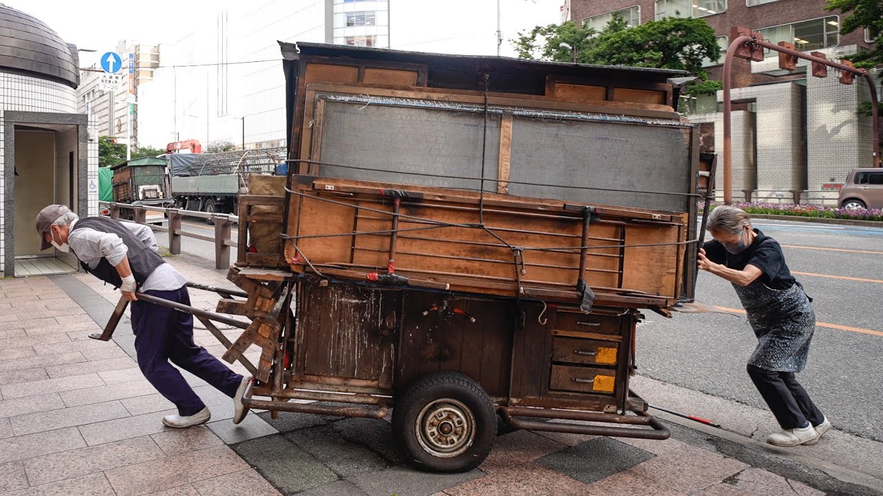 Традиционный ларек с темпурой японской хозяйки Ятай Фукуока, которому уже более 60 лет.