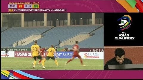 Tình huống gây tranh cải - bóng chạm tay nhưng không có pen - Việt Nam vs Úc